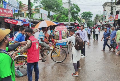 সুনামগঞ্জে ট্রাফিক নিয়ন্ত্রণে শিক্ষার্থীরা