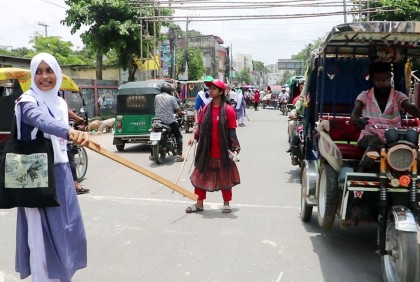 
নওগাঁয় ট্রাফিকের দায়িত্ব পালন করছে শিক্ষার্থীরা