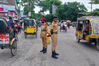 গোপালগঞ্জে ট্রাফিকের দায়িত্ব পালন করছেন শিক্ষার্থীরা

