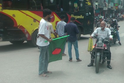 চুয়াডাঙ্গায় সড়ক নিরাপত্তার দায়িত্বে ছাত্ররা 