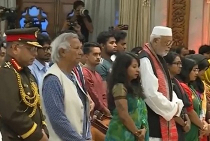 শপথ অনুষ্ঠানে শহীদের স্মরণে এক মিনিট নীরবতা পালন