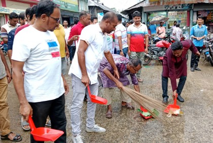কলাপাড়ায় পরিচ্ছন্নতা অভিযানে স্বেচ্ছাসেবক দল
