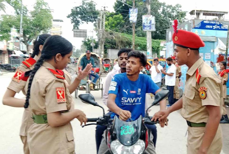 ছুটির দিনেও সড়কে ট্রাফিক নিয়ন্ত্রণের দায়িত্ব পালন করছেন শিক্ষার্থীরা