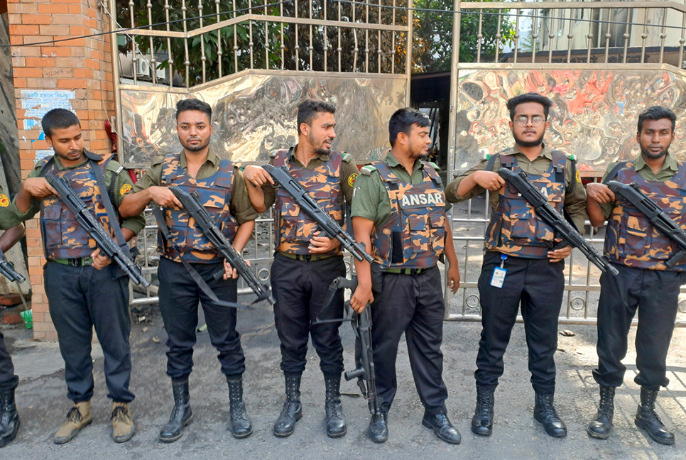 অরক্ষিত বগুড়া সদর থানা পাহারায় আনসার সদস্যরা