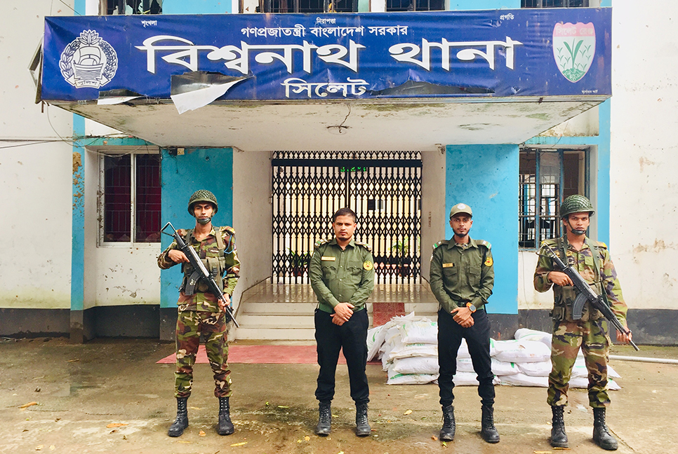 ফেরেনি পুলিশ, বিশ্বনাথ থানার নিরাপত্তায় সেনা ও আনসার