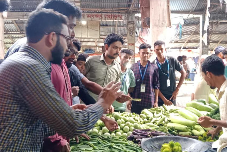 নীলফামারীতে বাজার মনিটরিংয়ে শিক্ষার্থীরা