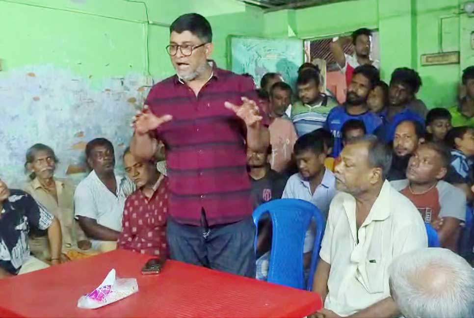 ময়মনসিংহে মন্দির ও ব্যবসা প্রতিষ্ঠান পাহারায় যুবদল-শ্রমিকদল