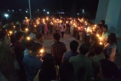 কোটা আন্দোলনে নিহতদের স্মরণে রাবিতে প্রদীপ প্রজ্বলন 

