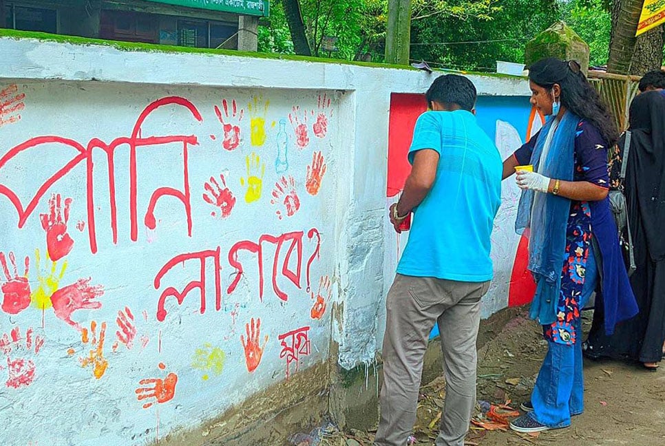 বগুড়ায় শিক্ষার্থীদের হাতের ছোঁয়ায় রঙিন হচ্ছে রাজপথ