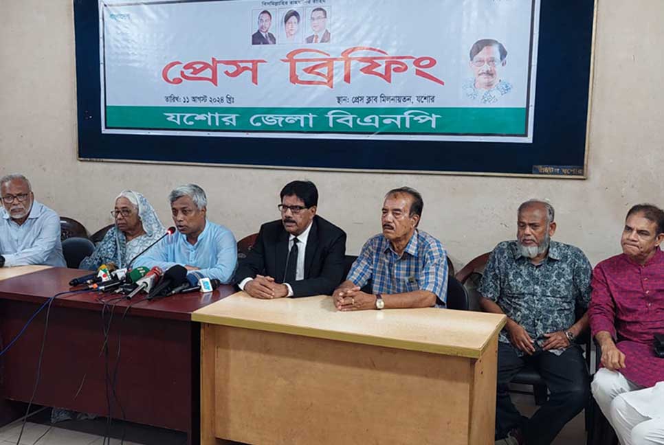 ‘আওয়ামী লীগ সন্ত্রাসীদের হাতে থাকা বৈধ-অবৈধ সব অস্ত্র উদ্ধার করতে হবে’