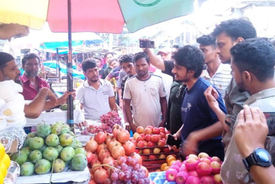 আখাউড়ায় বাজার মনিটরিংয়ে শিক্ষার্থীরা