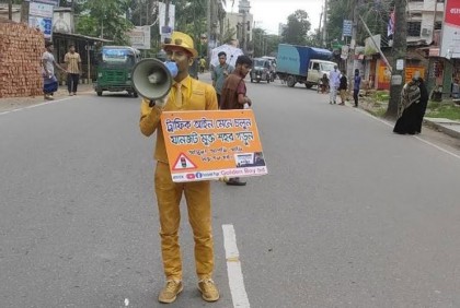 চাঁদপুরে দেয়াল লিখন ও শৃঙ্খলা ফেরাতে কাজ করছে শিক্ষার্থীরা