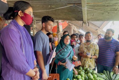 মাদারীপুরে বাজার মনিটরিংয়ে শিক্ষার্থীদের সাথে ভোক্তা অধিকার