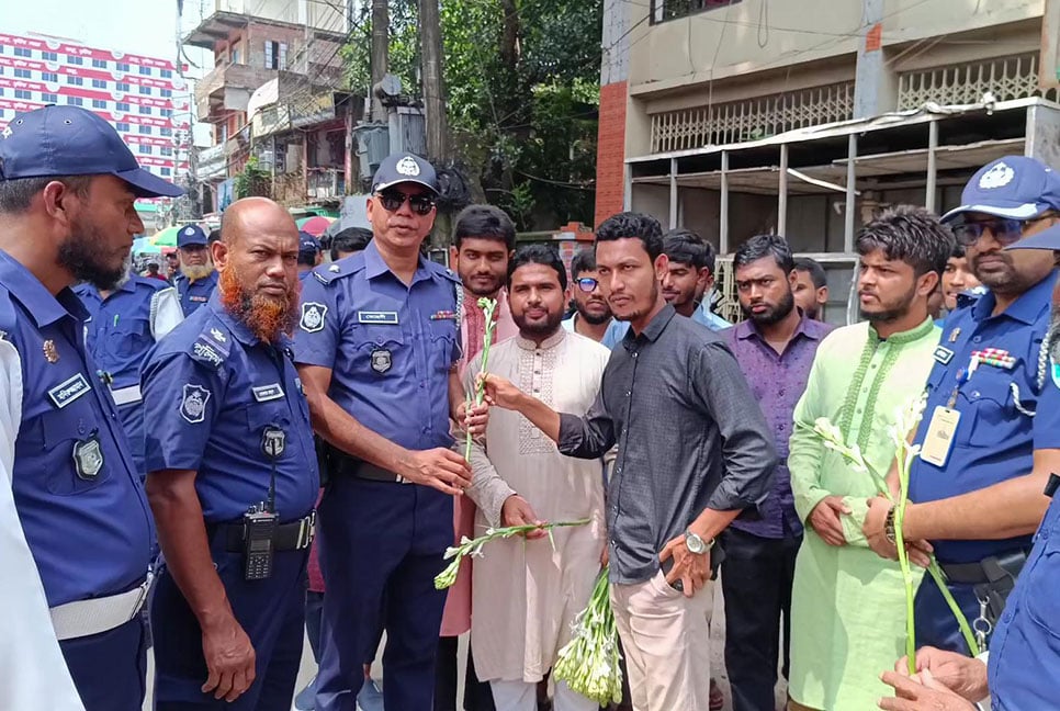 ঝিনাইদহে কাজে ফেরায় পুলিশ সদস্যদের ফুল দিয়ে বরণ করে নিলো শিক্ষার্থীরা