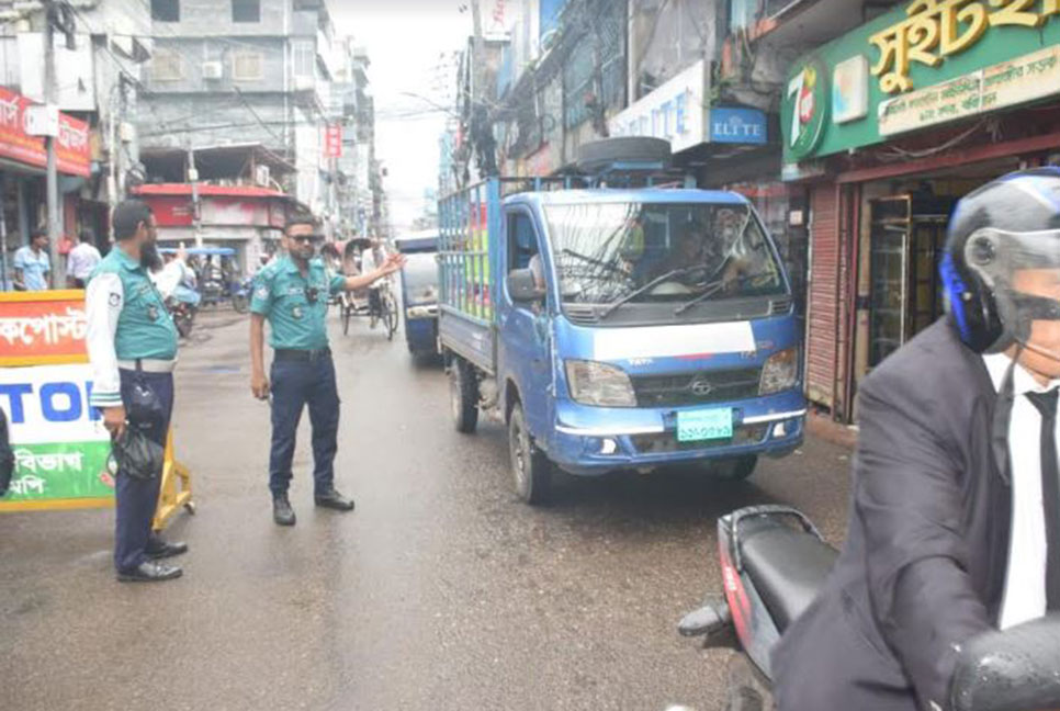 বরিশালে কাজে ফিরলেন পুলিশ সদস্যরা