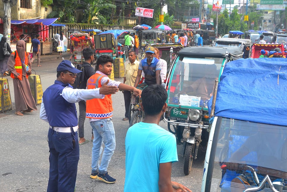 বগুড়ায় রাস্তায় নেমেছে ট্রাফিক পুলিশ