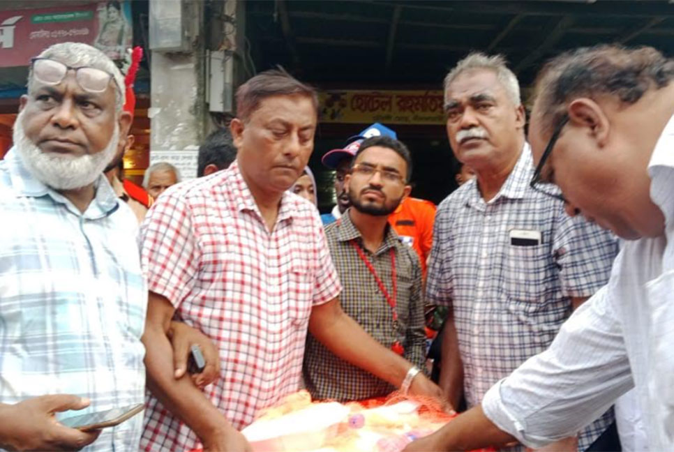 নীলফামারীতে কাজের ফেরায় পুলিশ সদস্যদের ফুলেল শুভেচ্ছা 