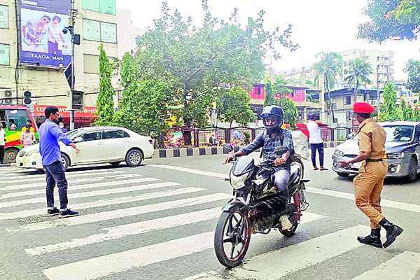 এখনো সড়কের শৃঙ্খলায় ছাত্ররা