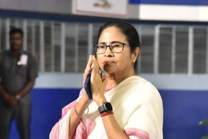 হাসপাতালে হত্যাকাণ্ডের শিকার চিকিৎসকের পরিবারের পাশে মুখ্যমন্ত্রী মমতা
