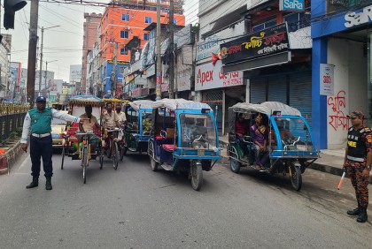 রংপুরে সড়কে ফিরছে ট্রাফিক পুলিশ

