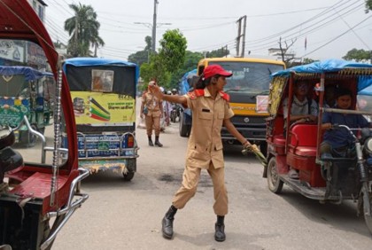 ঠাকুরগাঁওয়ে ট্রাফিক নিয়ন্ত্রণে শিক্ষার্থীরা