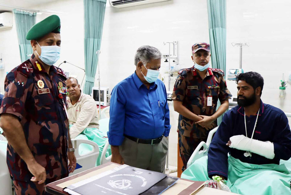 পিলখানায় বিজিবি হাসপাতাল পরিদর্শন করলেন স্বরাষ্ট্র উপদেষ্টা