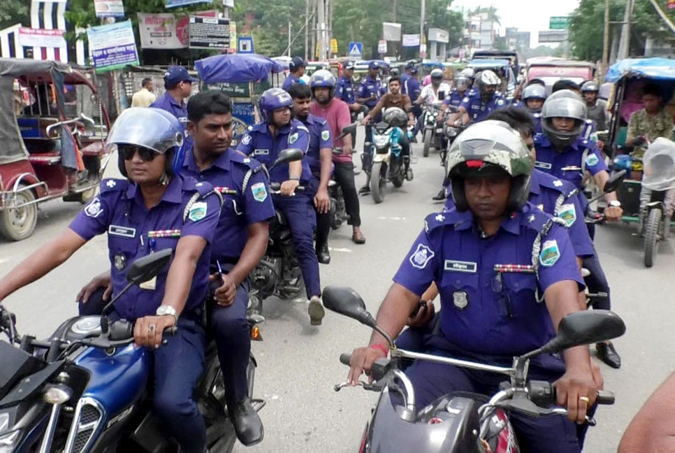 নওগাঁয় মাঠে ফিরছে পুলিশ