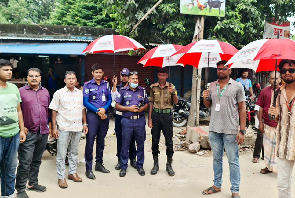 দিনাজপুরে ট্রাফিক পুলিশ-আনসার ও শিক্ষার্থীদের মাঝে বসুন্ধরা শুভসংঘের ছাতা বিতরণ