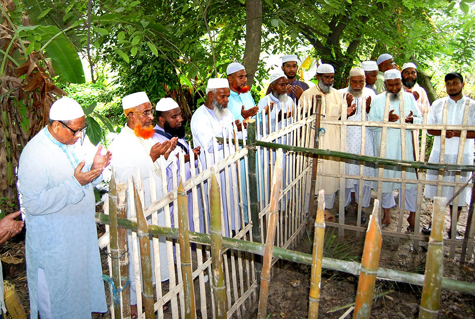 হাসিনা পতন আন্দোলনে শহিদ মনিরের কবর
জিয়ারত করলেন জামায়াত নেতৃবৃন্দ 