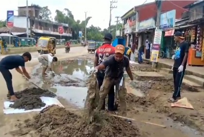 জলাবদ্ধতা ও ময়লা নিরসনে পাহাড়ের শিক্ষার্থীরা মাঠে

