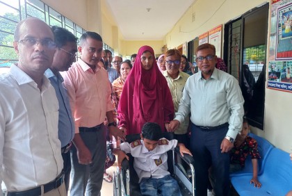 কালিয়াকৈরে প্রতিবন্ধী শিক্ষার্থীদের মাঝে হুইল চেয়ার বিতরণ