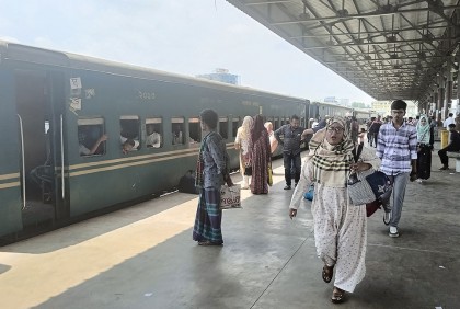 লোকাল ট্রেন চালু হওয়ায় খুশি যাত্রীরা