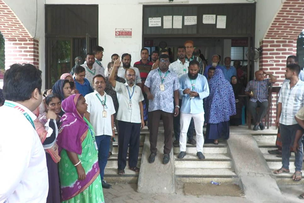 ঝিনাইদহ চক্ষু হাসপাতালের কর্মকর্তা-কর্মচারীদের কর্মবিরতি

