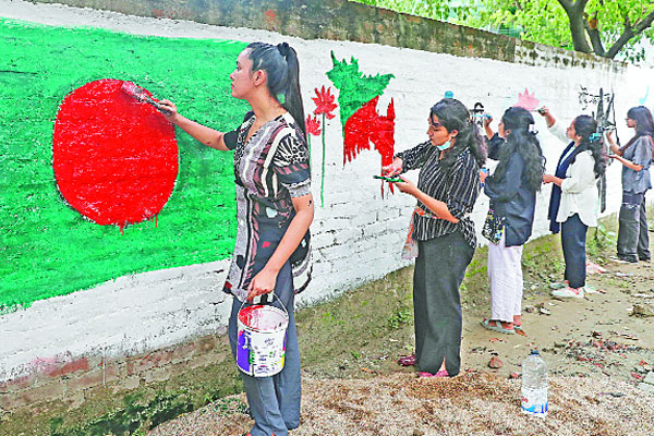 শিক্ষার্থীদের তুলির আঁচড়ে স্বপ্নের বাংলাদেশ