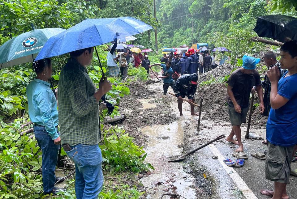 খাগড়াছড়িতে পাহাড় ধসে যান চলাচল বন্ধ 