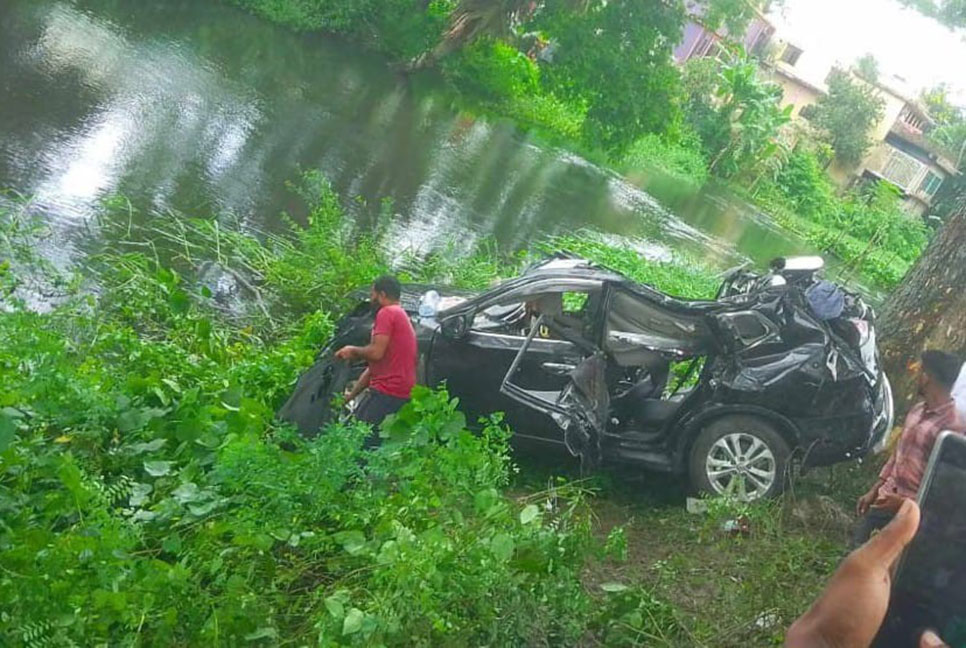 কুমিল্লায় নিয়ন্ত্রণ হারিয়ে গাছের সাথে মাইক্রোবাসের ধাক্কা, নিহত ৩