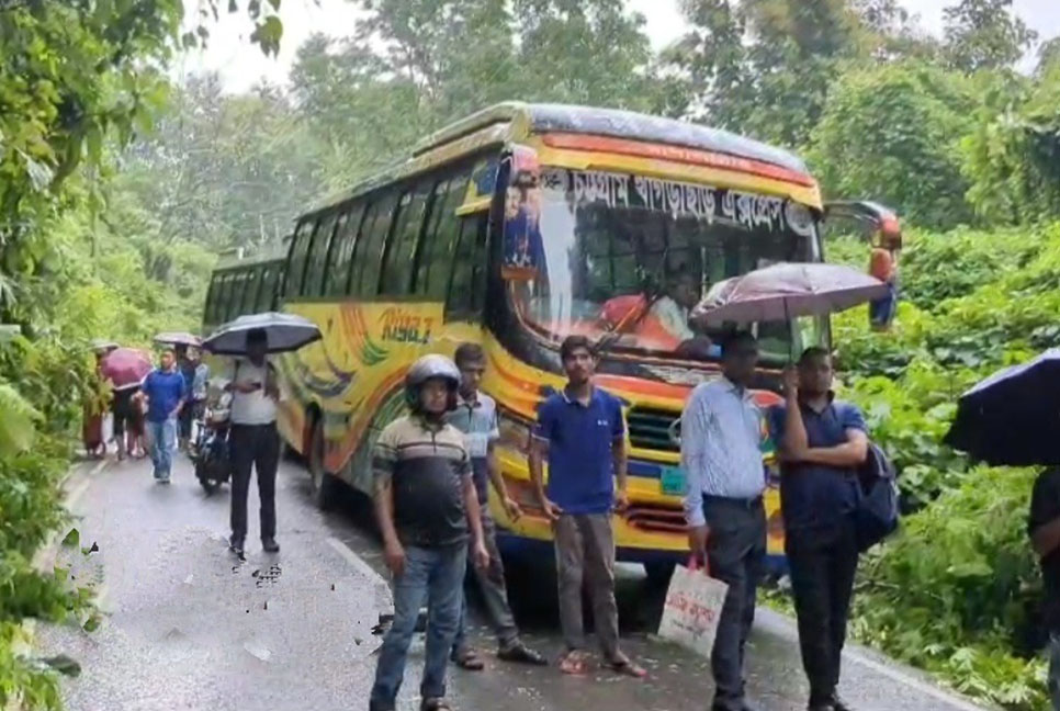 খাগড়াছড়িতে পাহাড় ধস, ৫ ঘণ্টা পর যান চলাচল স্বাভাবিক 

