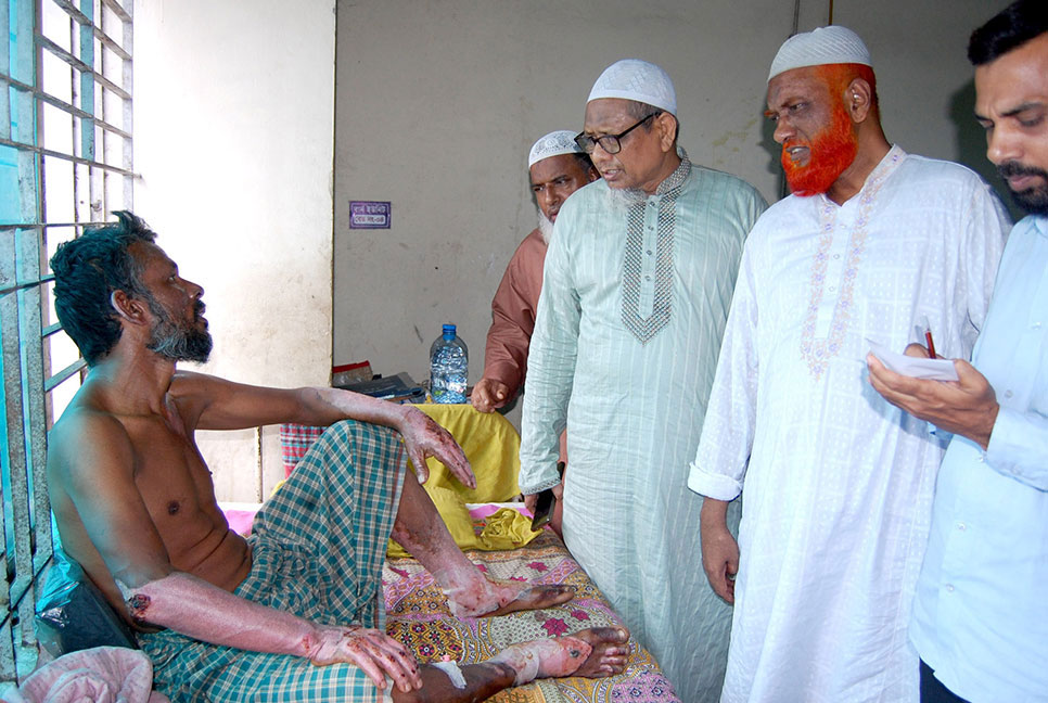 আন্দোলনে আহতদের দেখতে হাসপাতালে জামায়াত নেতৃবৃন্দ