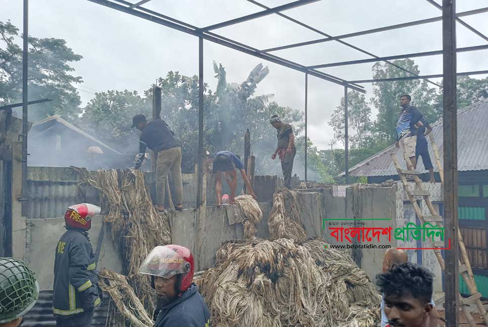 মুন্সীগঞ্জে পাটগুদামে আগুন