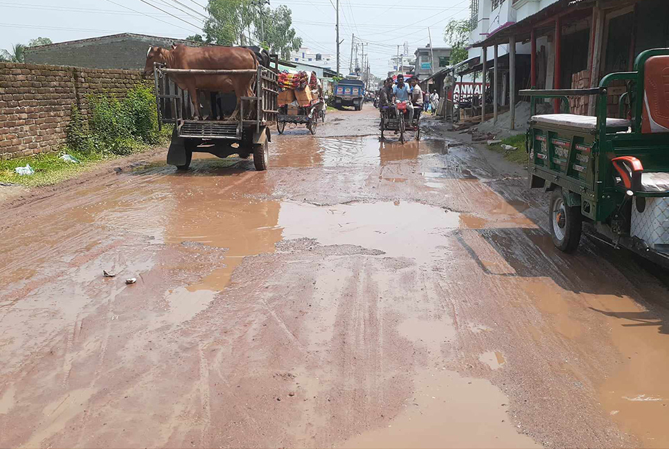 বেহাল সড়ক, দুর্ভোগে সাধারণ মানুষ

