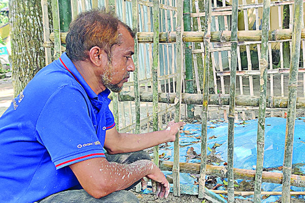 ছেলের কবরের দিকে তাকিয়ে দিন কাটছে বাবার