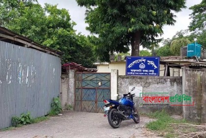 পুলিশ তদন্ত কেন্দ্রের তালা ভেঙে হামলা, গাছে উড়লো সর্বহারাদের পতাকা