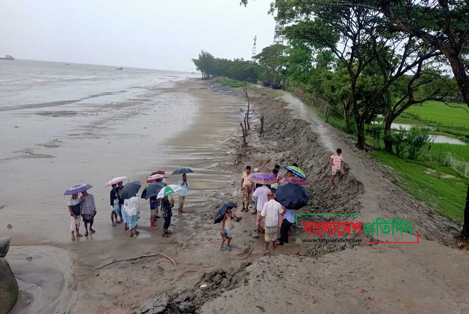 কুতুবদিয়ায় সংস্কার করা হচ্ছে ভাঙা বেড়িবাঁধ