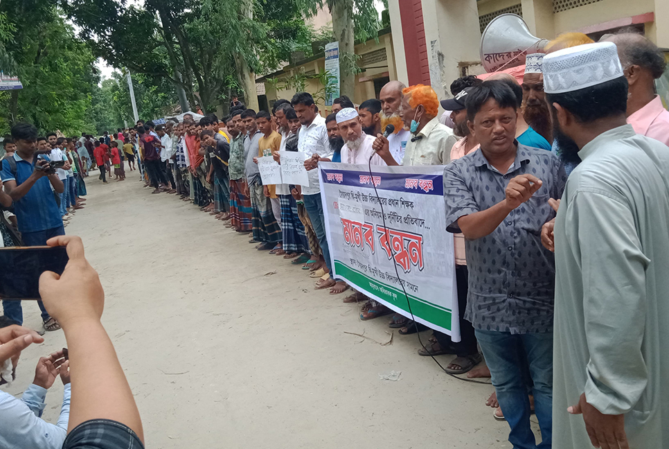 প্রধান শিক্ষকের পদত্যাগের দাবিতে গাইবান্ধায় মানববন্ধন

