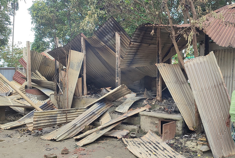 ব্রাহ্মণবাড়িয়ায় দু'দল গ্রামবাসীর সংঘর্ষে বাড়িঘর ভাঙচুর