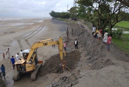 সংস্কার করা হচ্ছে কুতুবদিয়া ভাঙা বেঁড়িবাধ

