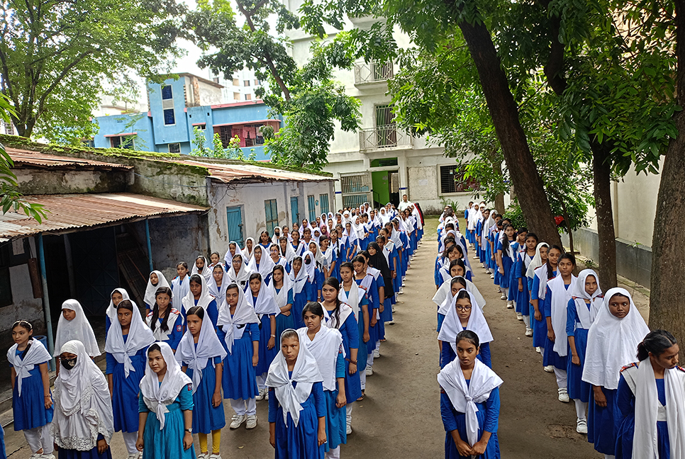 বগুড়ায় শিক্ষার্থীদের পদচারণায় মুখরিত শিক্ষা প্রতিষ্ঠান 
