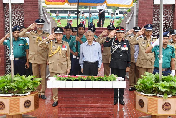 রাজারবাগ পুলিশ স্মৃতিসৌধে স্বরাষ্ট্র উপদেষ্টা এবং আইজিপির শ্রদ্ধা