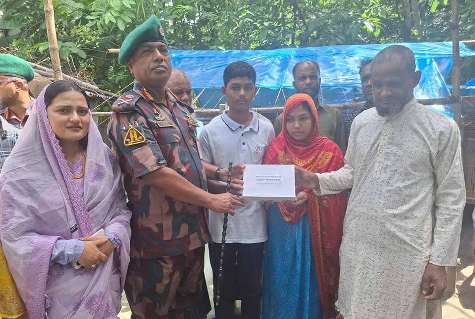 জয়পুরহাটে নিহত কলেজছাত্রের পরিবারকে সহায়তা দিল বিজিবি