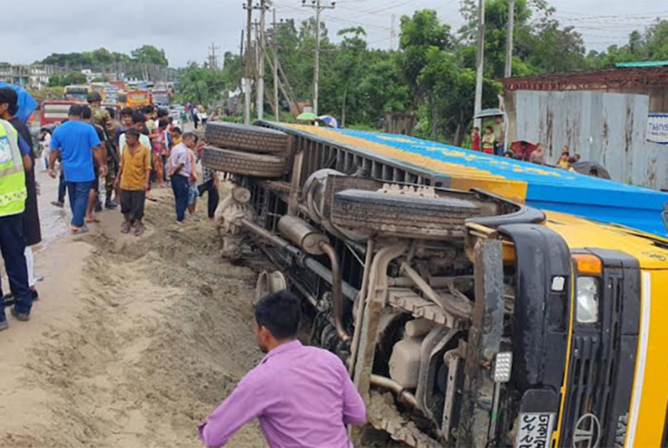 কাভার্ডভ্যান নিয়ন্ত্রণ হারিয়ে অটোরিকশাকে চাপা 